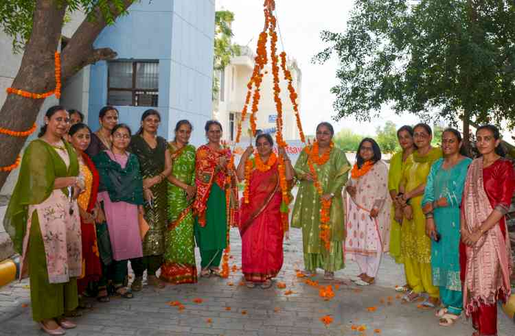 पुरातन संस्कृति को त्योहारों को माध्यम से संरक्षित किए जाने की जरूरतः कुलपति प्रो सुदेश