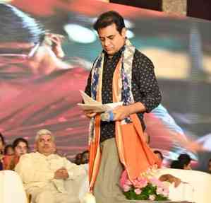 KTR urges Centre, Telangana to 'rescue' handloom sector