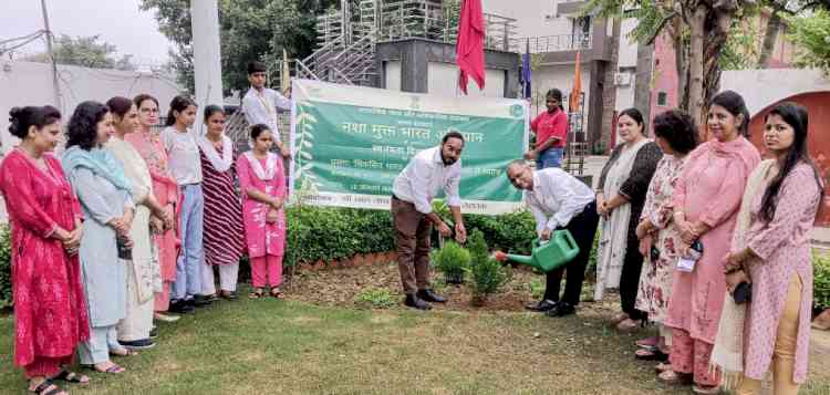 नशा मुक्त भारत अभियान के तहत हिंदू कॉलेज में पौधारोपण