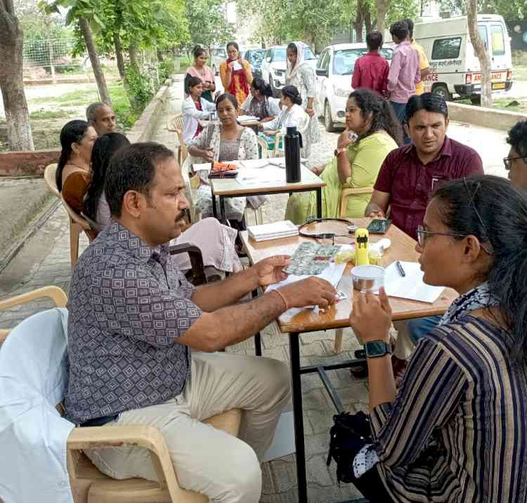 एमएसएम इंस्टीट्यूट ऑफ आयुर्वेद द्वारा आयोजित निःशुल्क स्वास्थ्य जांच शिविर में 125 विद्यार्थियों एवं 55 ग्रामीणों की स्वास्थ्य जांच हुई