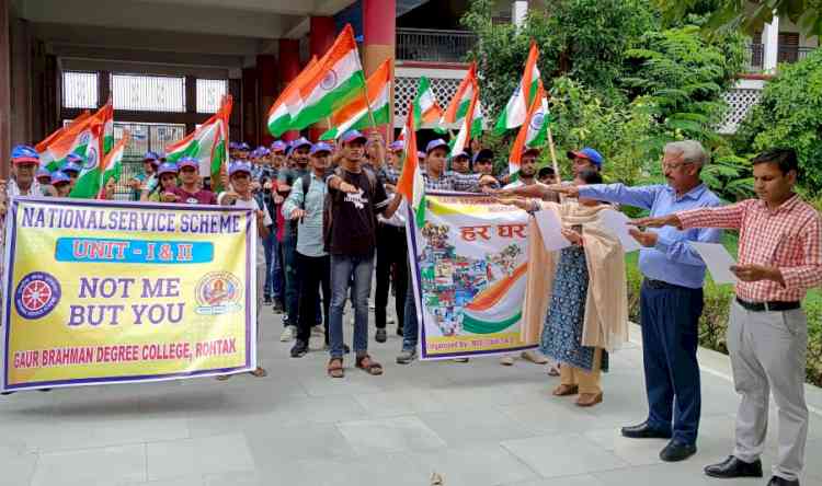 एनएसएस स्वयंसेवकों ने निकाली तिरंगा यात्रा