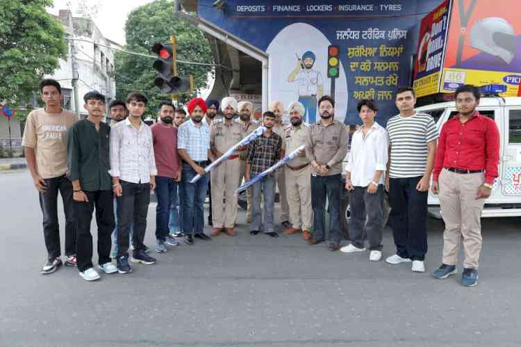 CT Group students distribute umbrellas to frontline workers in collaboration with Traffic Police