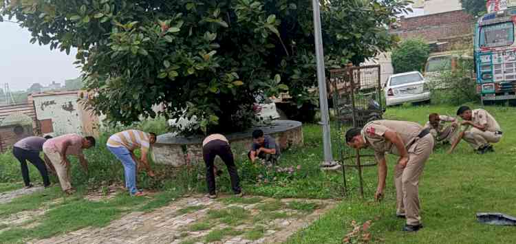 पुलिस कर्मियों ने सफाई अभियान चलाकर किया श्रमदान