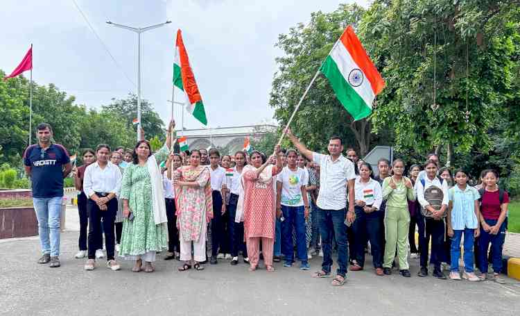 तिरंगा यात्रा के दौरान भारत माता की जय के नारों से गूंजा बीपीएसएमवी परिसर