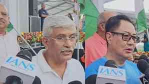 Har Ghar Tiranga campaign: MPs participate in Tricolour bike rally