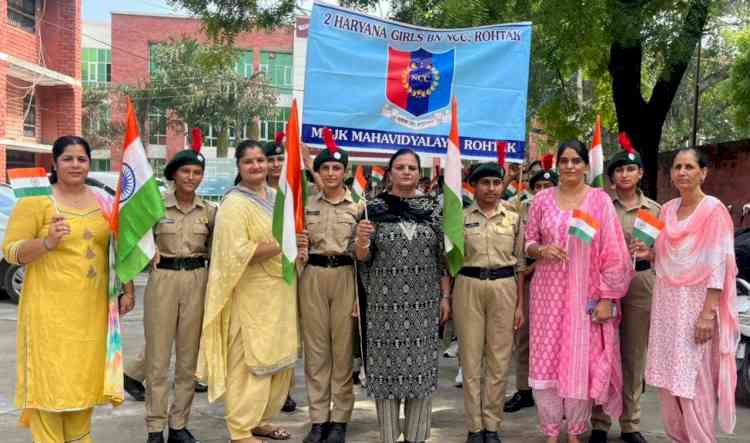 एमकेजेके में छात्राओं ने ली तिरंगा शपथ