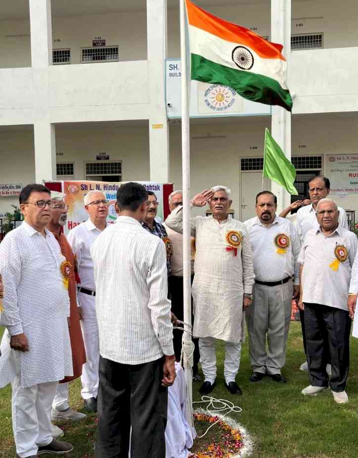 पूर्व मंत्री मनीष ग्रोवर ने हिंदू कॉलेज में तिरंगा फहराया