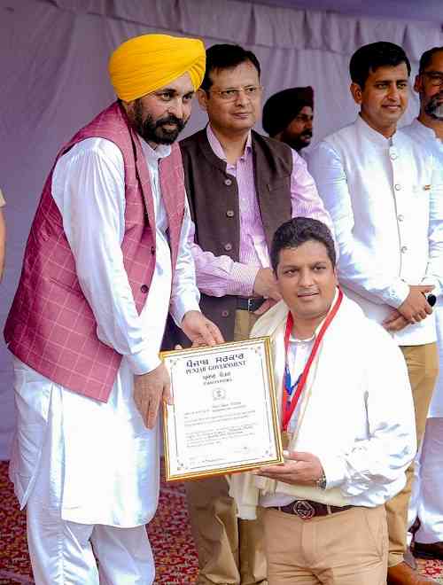 Aarti International Ltd conferred state award for outstanding contribution by Punjab CM on State Level Independence Day function 