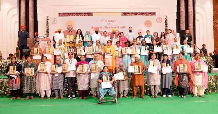 Rakhri bonanza to ladies by CM, announces to fill 3000 new posts of Anganwari Workers