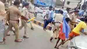 Patna Police lathi charge protestors during Bharat Bandh