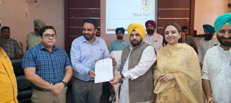 Punjab Power Minister Harbhajan Singh ETO issues `Letter of Appreciation' to PSPCL Addl SE Balvir Singh Hari