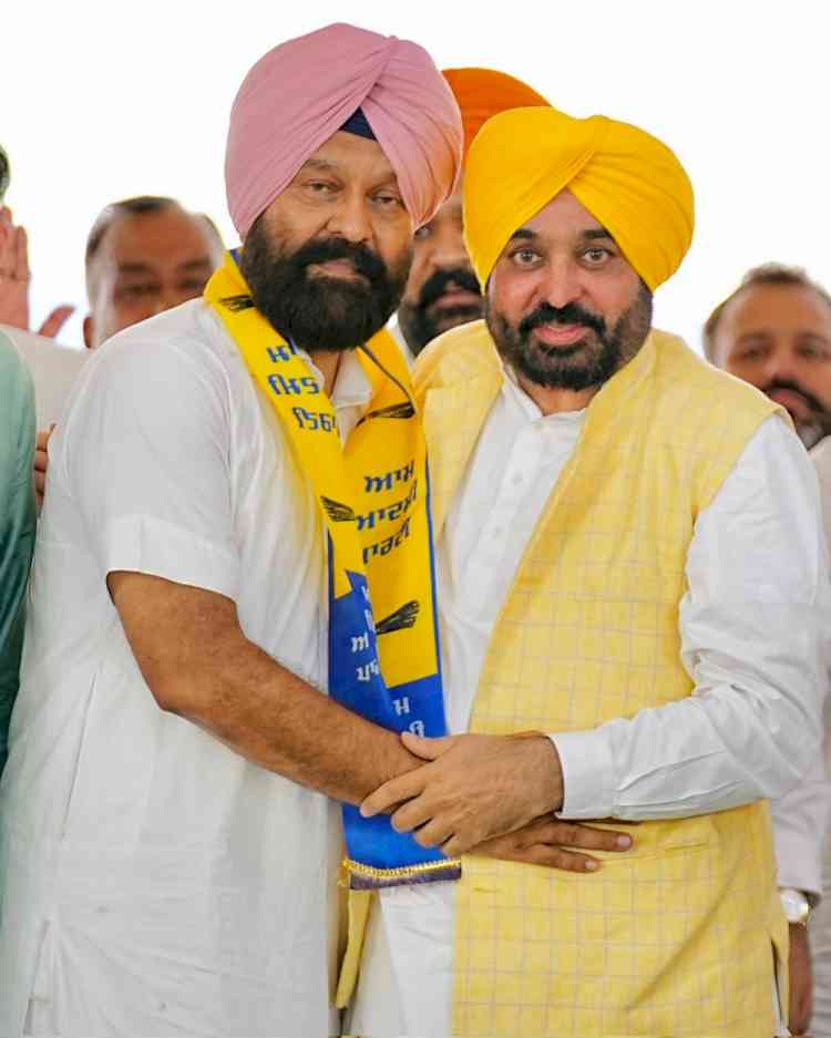 Massive jolt to Akali Dal; Sukhbir Badal’s close leader Dimpy Dhillon joins AAP