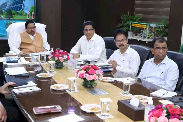 Union Minister for New & Renewable Energy Visits IREDA Office, Reviews Company’s Strategic Growth Plan