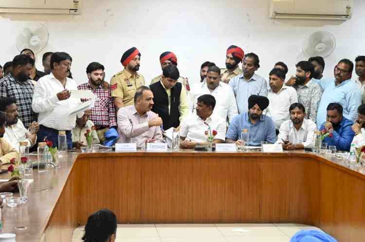 Chairman of National Commission For Safai Karamcharis meets MC employee unions; to make recommendations for benefit of safai karamcharis to state government 