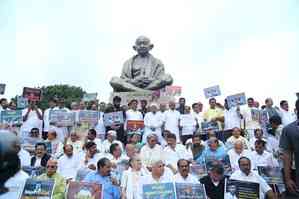 K’taka Cong stages ‘Raj Bhavan Chalo’ protest march, asks Guv about pending pleas