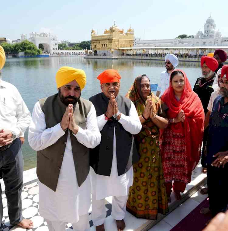 Governor and CM pays obeisance at Sri Harmandir Sahib and Sri Durgiana Mandir, pray for progress and prosperity of state 