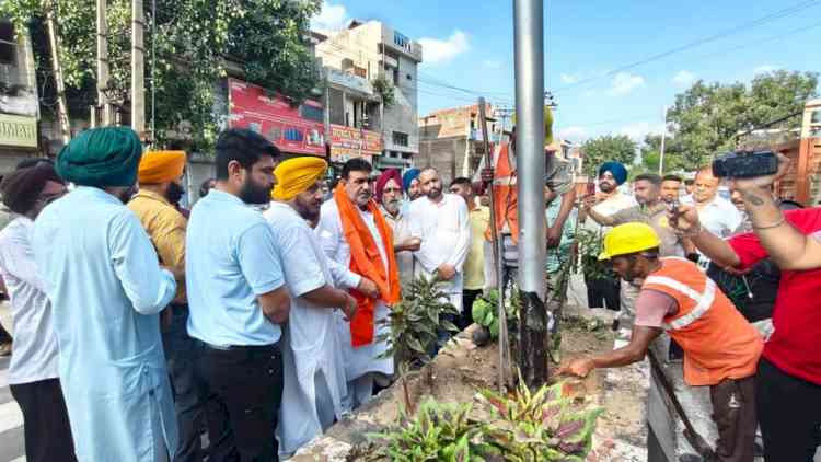 MLA Prashar inaugurates projects worth Rs 76 lakhs for repair of damaged poles and installation of new street lights 