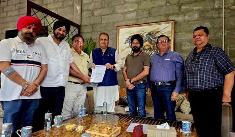 MP Arora meets industrialists from Bahadurke Road