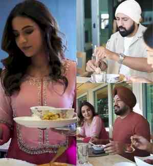 Jasmine Bhasin feasts on hearty Punjabi spread in Canada 