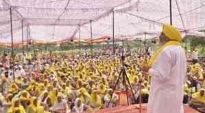 Thousands of farmers camp in Chandigarh to protest against AAP govt in Punjab