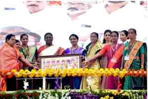 Learn new technologies, give importance to environment conservation, President urges women