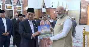 PM Modi visits Brunei's Omar Ali Saifuddien Mosque