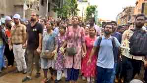 Under pressure, Kolkata Police lift barricades to allow junior doctors to march ahead