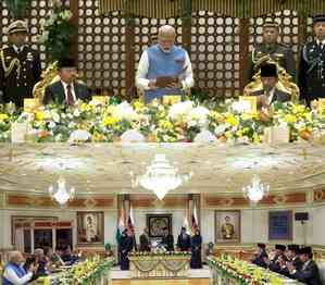 PM Modi holds delegation-level talks with Sultan of Brunei, later departs for Singapore 