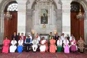 President Murmu confers National Florence Nightingale Award on 15 nurses