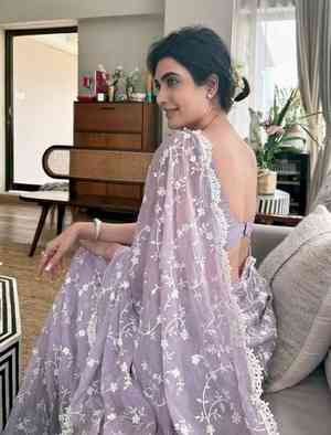 Karishma Tanna turns into ‘desi girl’ in lavender hued saree