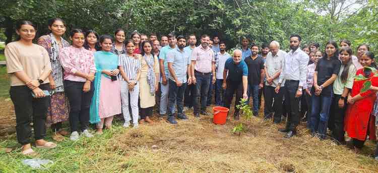 सांख्यिकी विभाग में पौधारोपण कर मनाया जन्मदिन