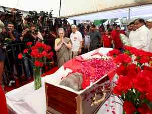 Sonia Gandhi pays last respects to veteran CPI-M leader Sitaram Yechury 