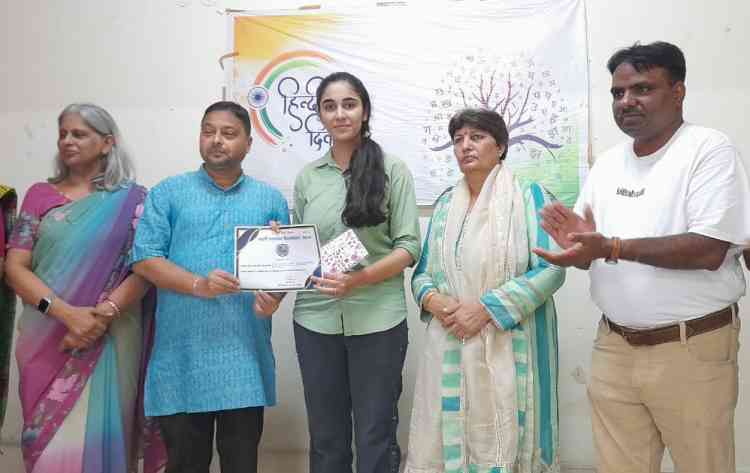 Hindi Diwas in MDU, Rohtak – Heena and Priyanka won essay writing and poster making