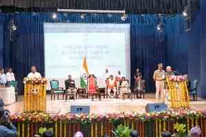 Governor Patel administers oath to MP CIC Vijay Yadav 