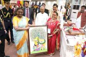 President Droupadi Murmu visits Indore’s Mriganayani Emporium, meets tribal artists 