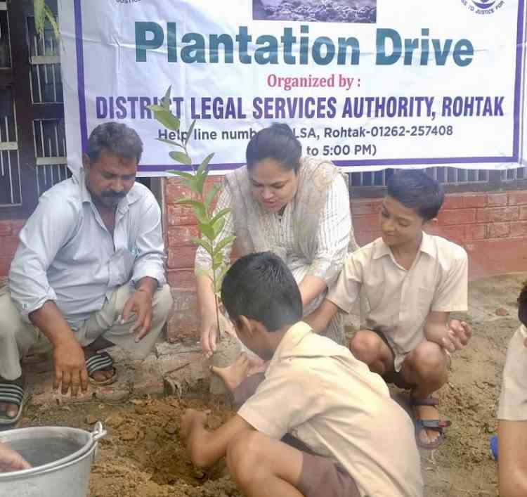 पर्यावरण को स्वच्छ बनाने के लिए हर नागरिक वृक्षारोपण अभियान से जुड़े: सीजेएम डॉ. तरन्नुम खान