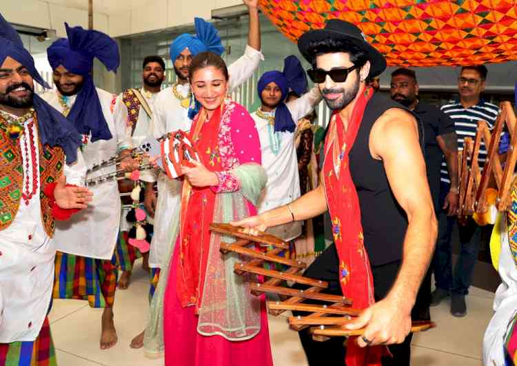 Singer Dhvani Bhanushali and actor Aashim Gulati mesmerises hearts of LPU family with their melodious singing and acting