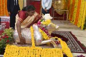 President Murmu wins hearts in MP, seeks blessing of Mahakaal