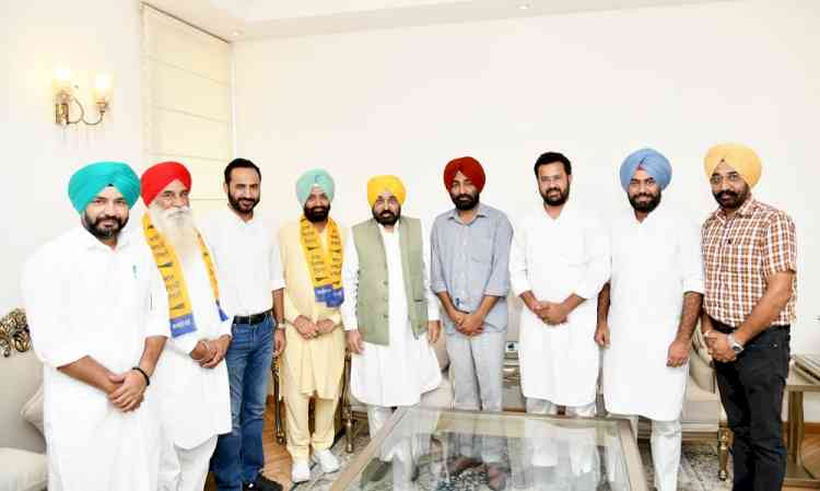 Congress leader and Barnala MC president Gurjit Singh Ramanvasia and social worker Kulwant Singh join AAP