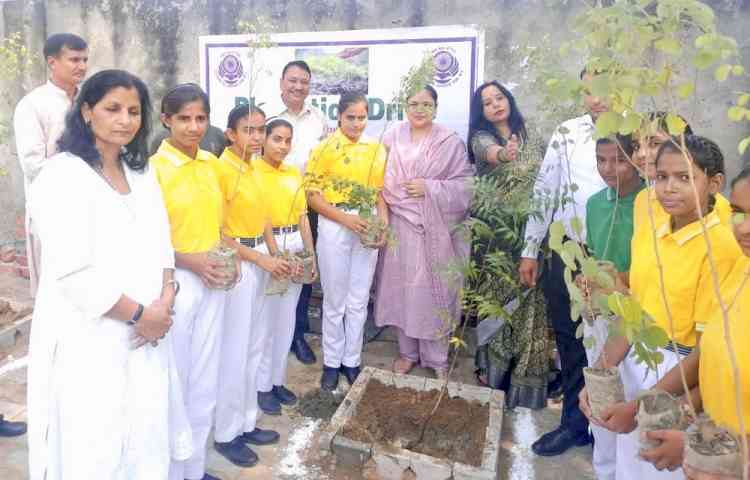 विद्यार्थी पौधारोपण अभियान को बनाये जन आंदोलन: सीजेएम डॉ. तरन्नुम खान