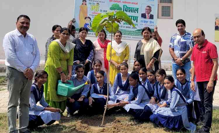 गांव कारोर के सरकारी स्कूल में एलपीएस बोसार्ड के सौजन्य से पौधारोपण आयोजित, 550 पौधे लगाए