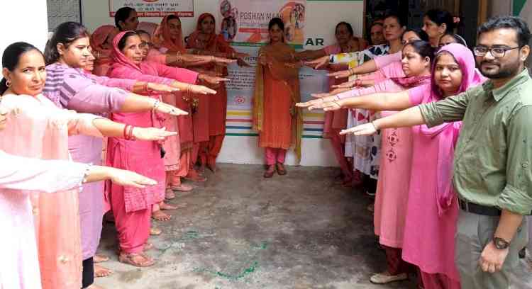 पोषण भी- पढ़ाई भी अभियान के तहत महिलाओं को किया बच्चों के सही पोषण व पढ़ाई के प्रति जागरूक