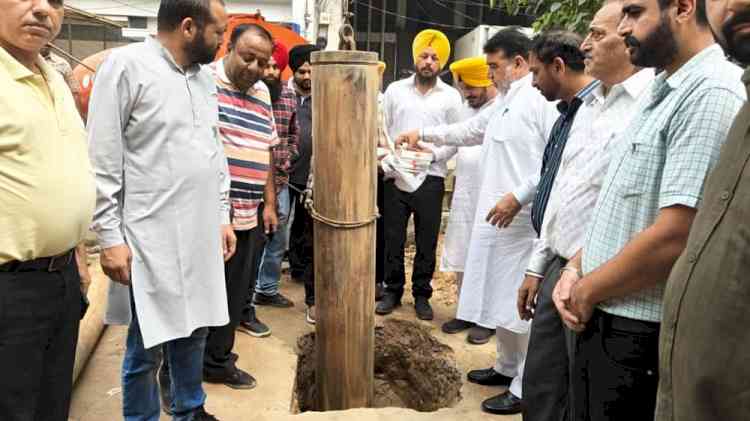 MLA Prashar kick starts project to install tubewell near Vishwakarma chowk 