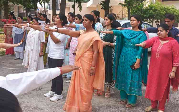 बहुतकनीकी संस्थान की छात्राओं ने ली स्वच्छता की शपथ