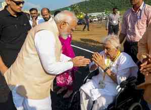 In a rare gesture, PM spends few moments with octogenarian BJP leader Veena Bhatia in Thane 