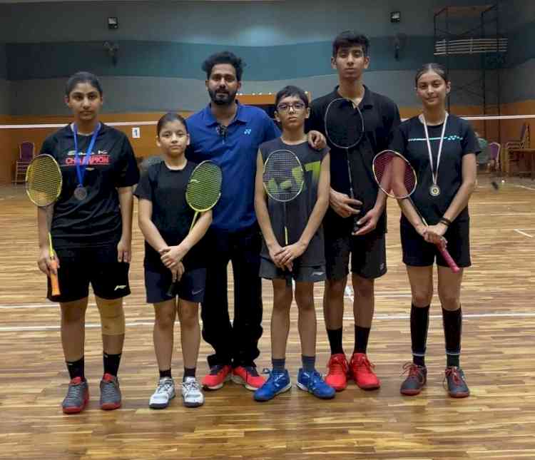 Vihaan and Prabhleen won medals in Badminton Championship