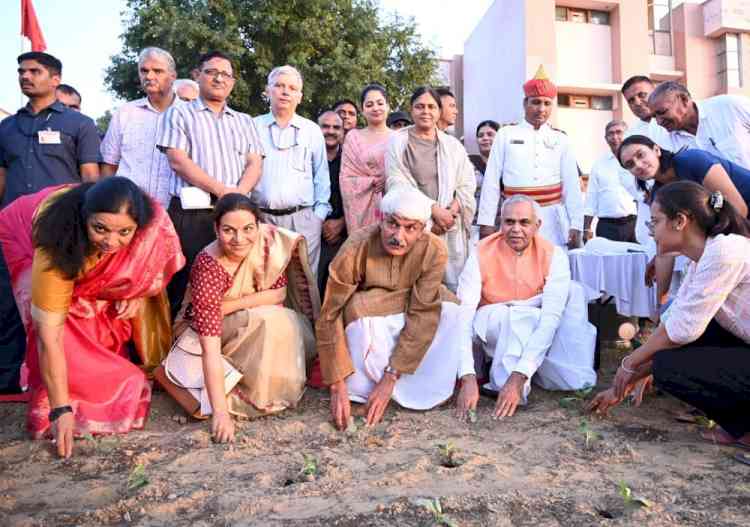 प्राकृतिक खेती को देश भर में मिशन के रूप में स्थापित करने के लिए छात्राएं आगे आएं - राज्यपाल आचार्य देवव्रत