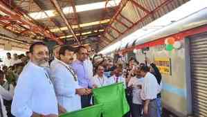 Delhi-Godda train service flagged off by BJP MPs Nishikant Dubey and Manoj Tiwari