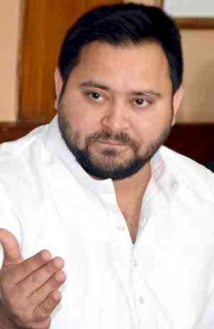 Tejashwi slams Nitish govt for labourers' 'mass migration' from Bihar