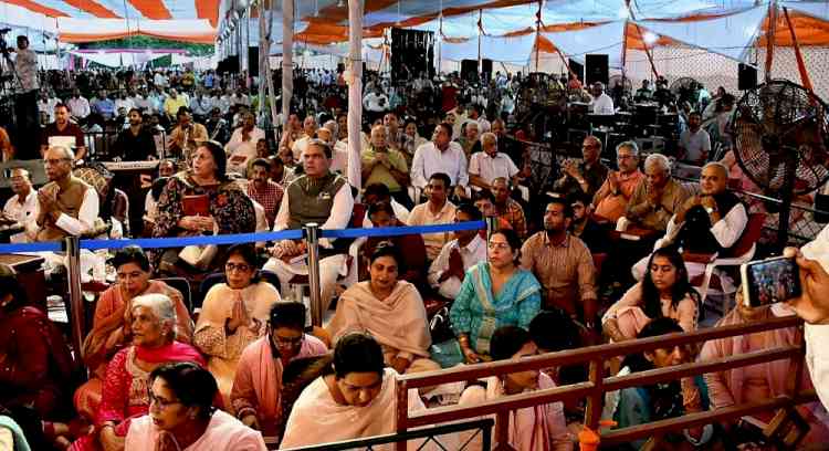 MP Arora and his wife Sandhya Arora participate in Ramayan Gyan Yagya